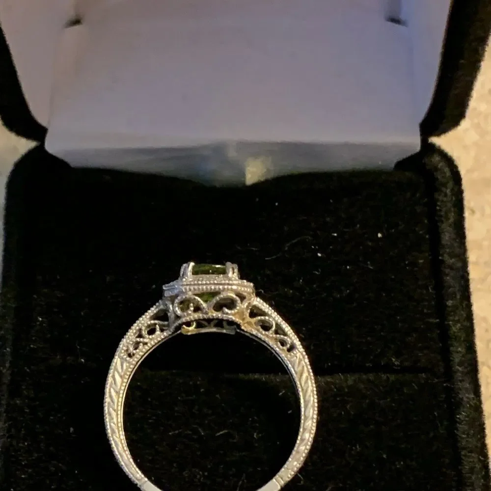 𝅺sterling Silver with faux diamonds and faux center stone